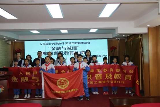 一群人在餐厅里
中度可信度描述已自动生成